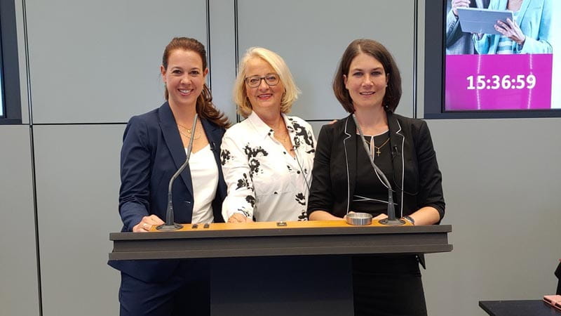 Katrin Weitz, Diversity Managerin bei ERGO, moderiert gemeinsam mit Annette Kneissler (li.) und Deborah Daubner